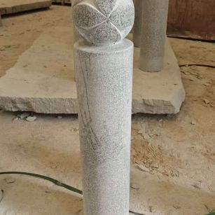 吉林省 芝麻白花岗岩石材挡车石柱、停车柱、圆柱挡车柱、方柱挡车柱等