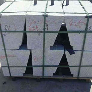 吉林省 芝麻白异形坐凳，石凳