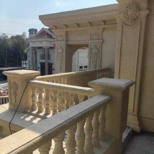 吉林省 黄金麻别墅外墙干挂雕花配合阳台栏杆花瓶柱