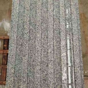 吉林省 芝麻白花岗岩荔枝面雕刻盲道，盲条