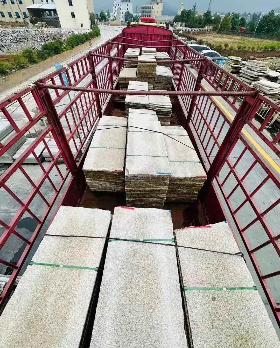 吉林省 黄金麻花岗岩荔枝面，光面毛板装车完成