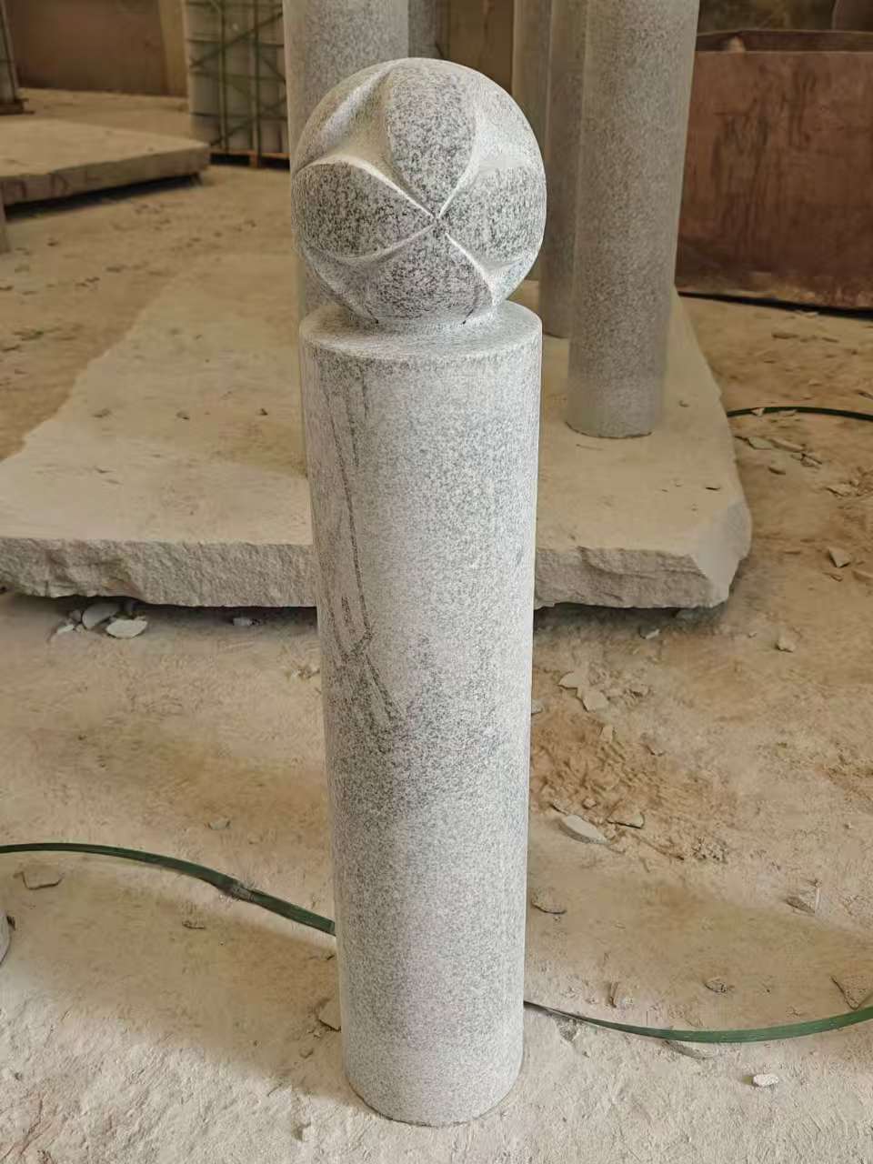 吉林省 芝麻白花岗岩石材挡车石柱、停车柱、圆柱挡车柱、方柱挡车柱等