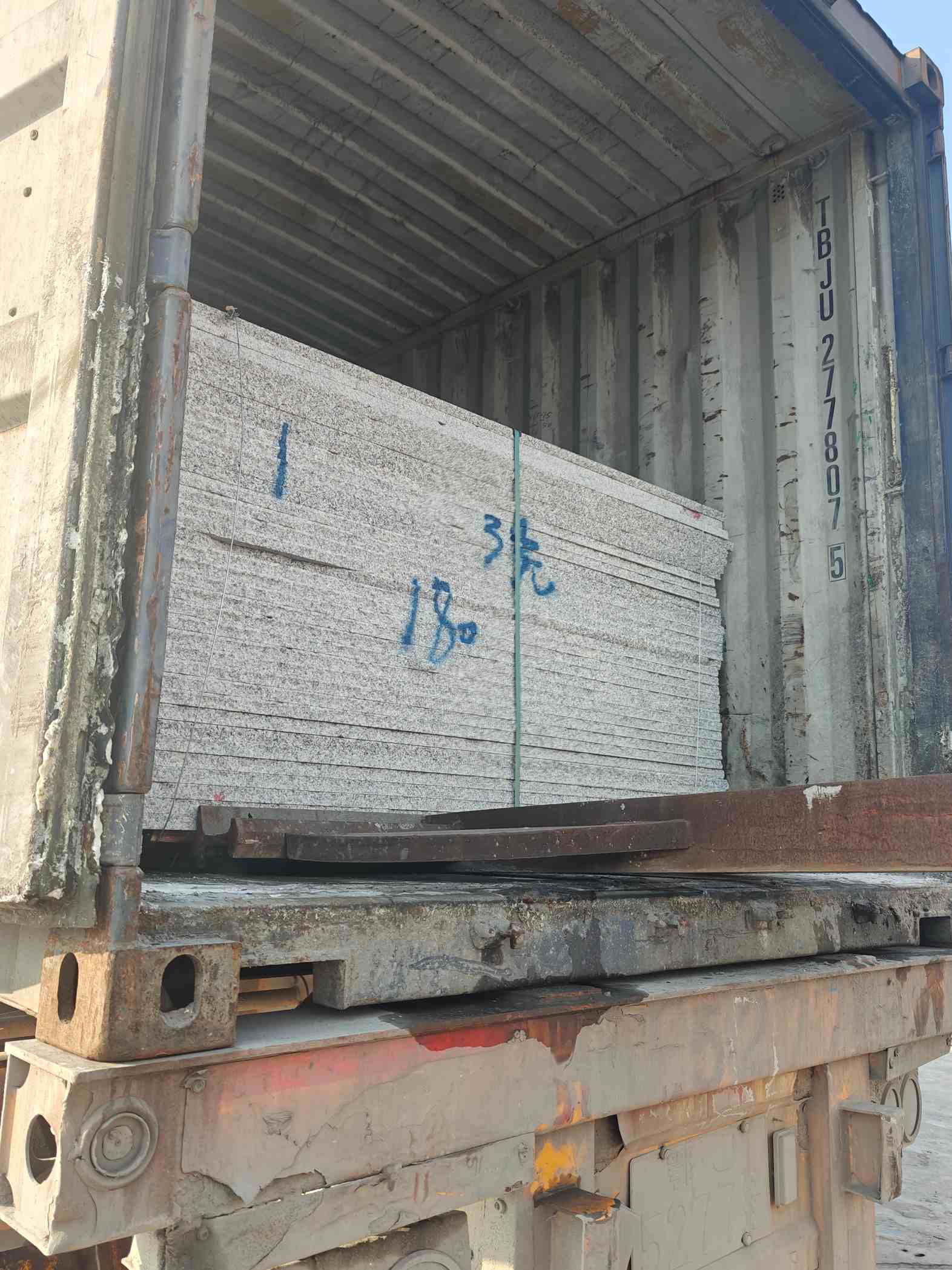 吉林省 芝麻白花岗岩石材3.0公分光面毛板装柜出货