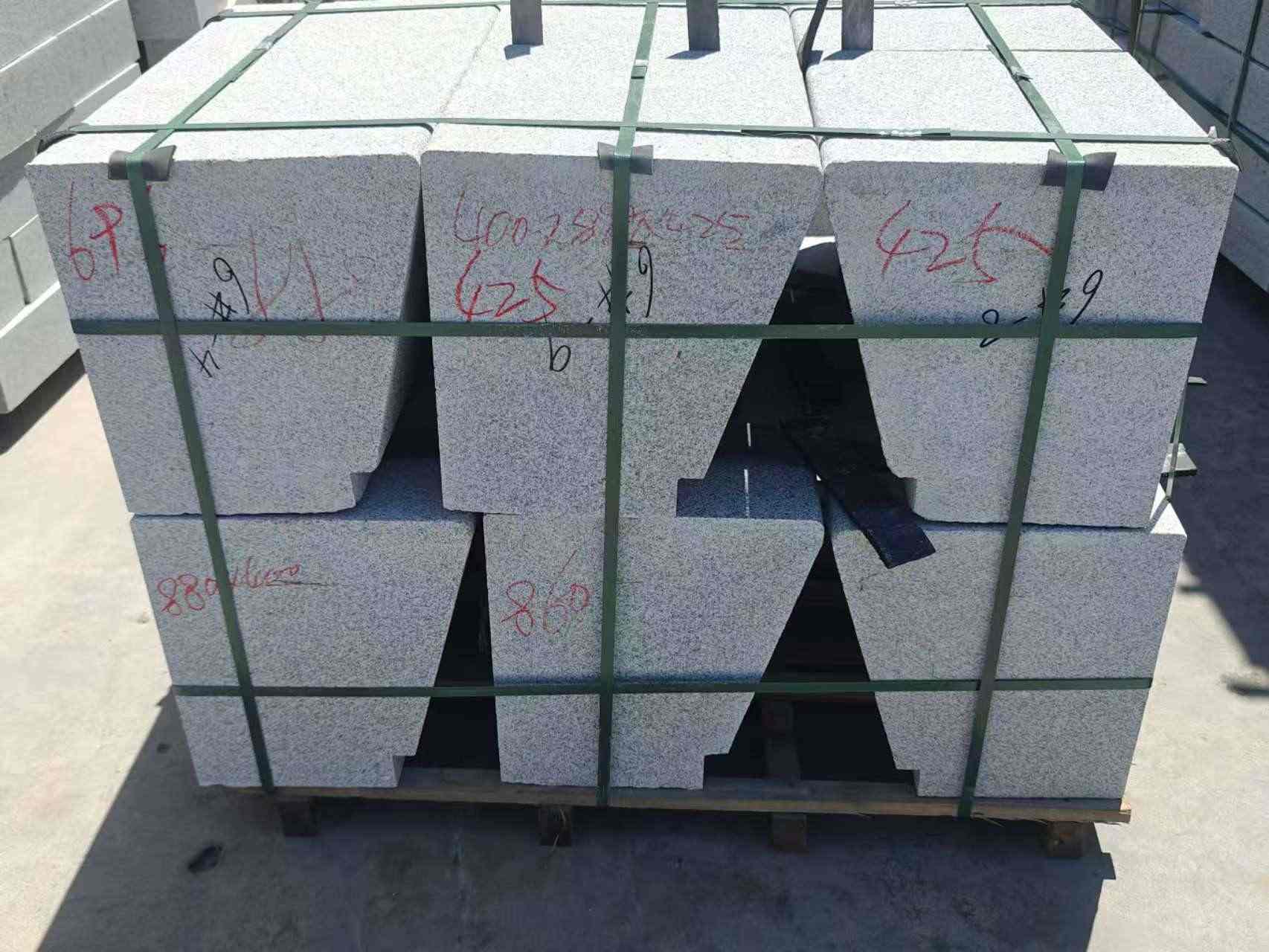 吉林省 芝麻白异形坐凳，石凳