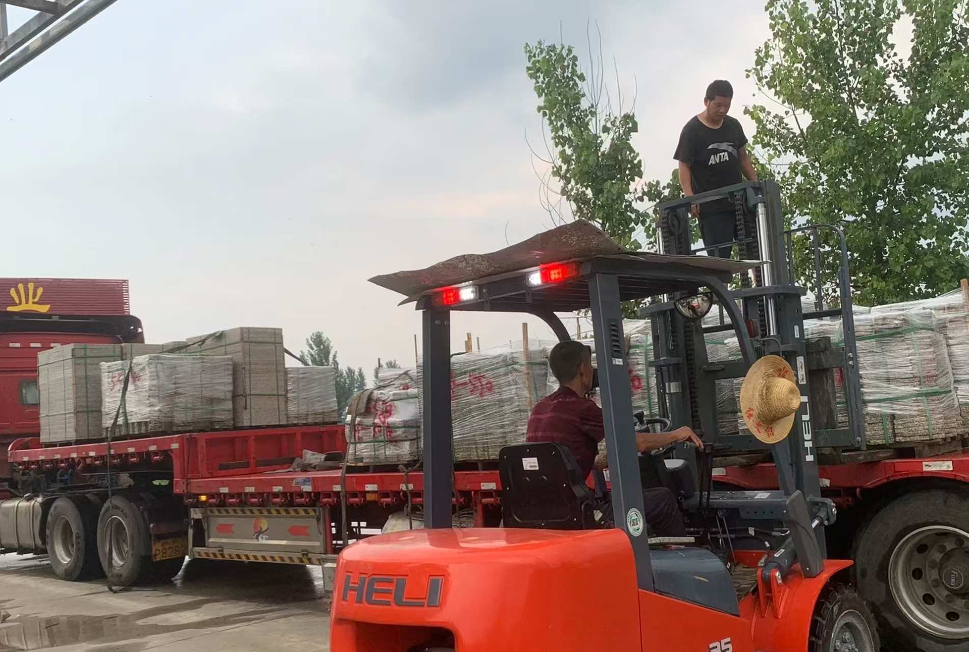 吉林省 黄金麻冰裂纹，地铺石装车