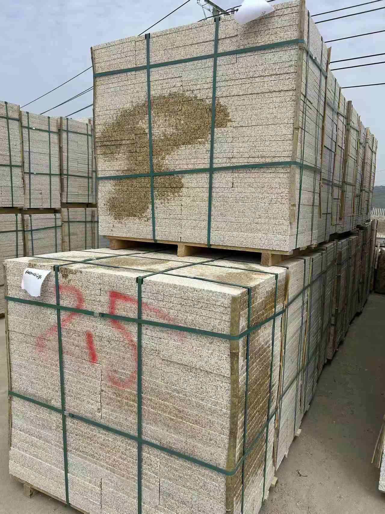 吉林省 黄金麻花岗岩石材荔枝面地铺石2.5*300*600