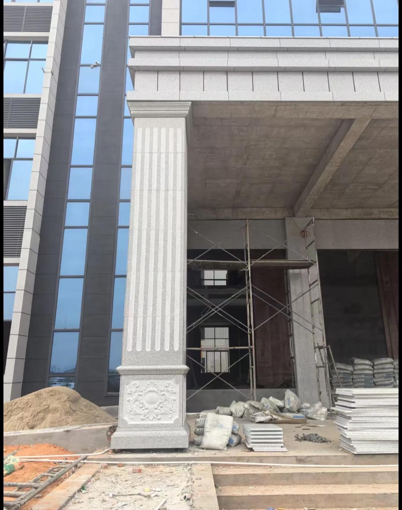 吉林省 芝麻白光面花岗岩门楼大柱（罗马柱）配雕花底座