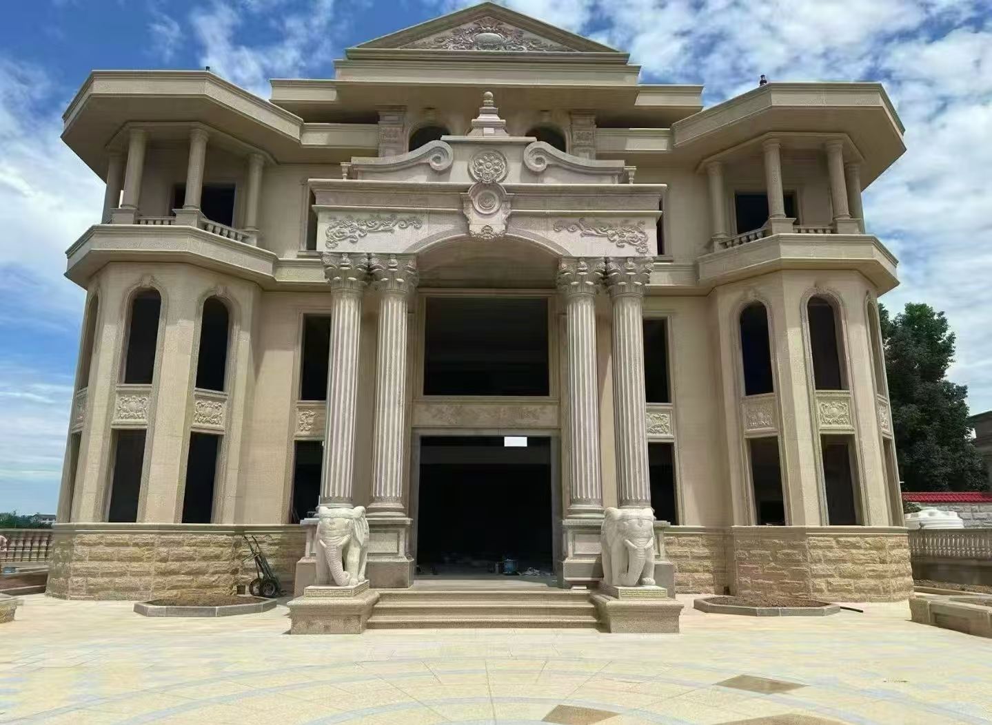 吉林省 黄金麻别墅外墙干挂，大柱，大象，蘑菇石，雕花板