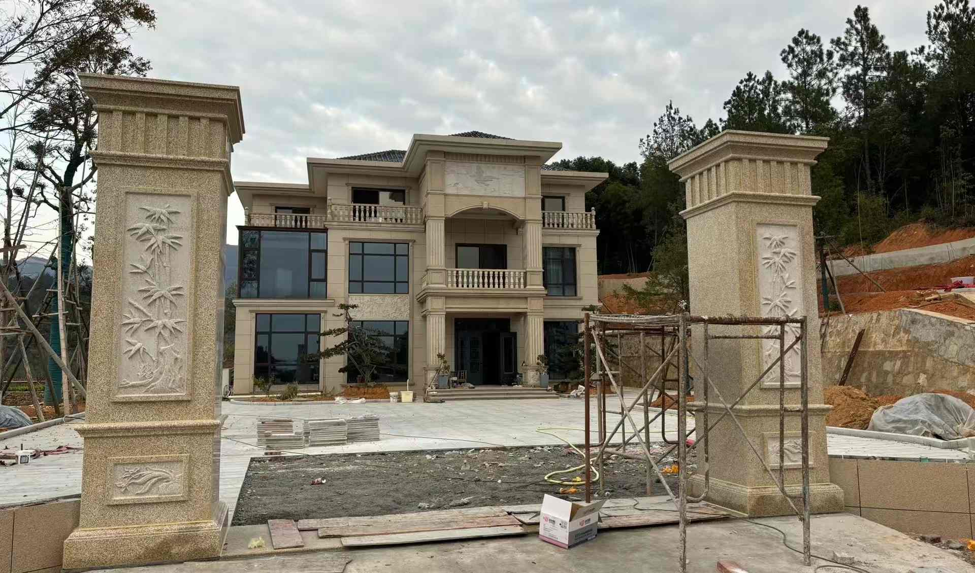 吉林省 黄金麻花岗岩别墅雕花外墙干挂配上门口雕花罗马柱