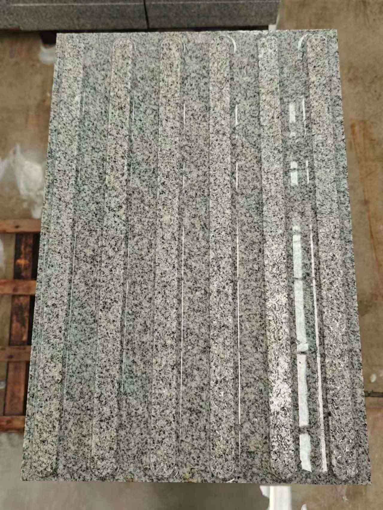 吉林省 芝麻白花岗岩荔枝面雕刻盲道，盲条