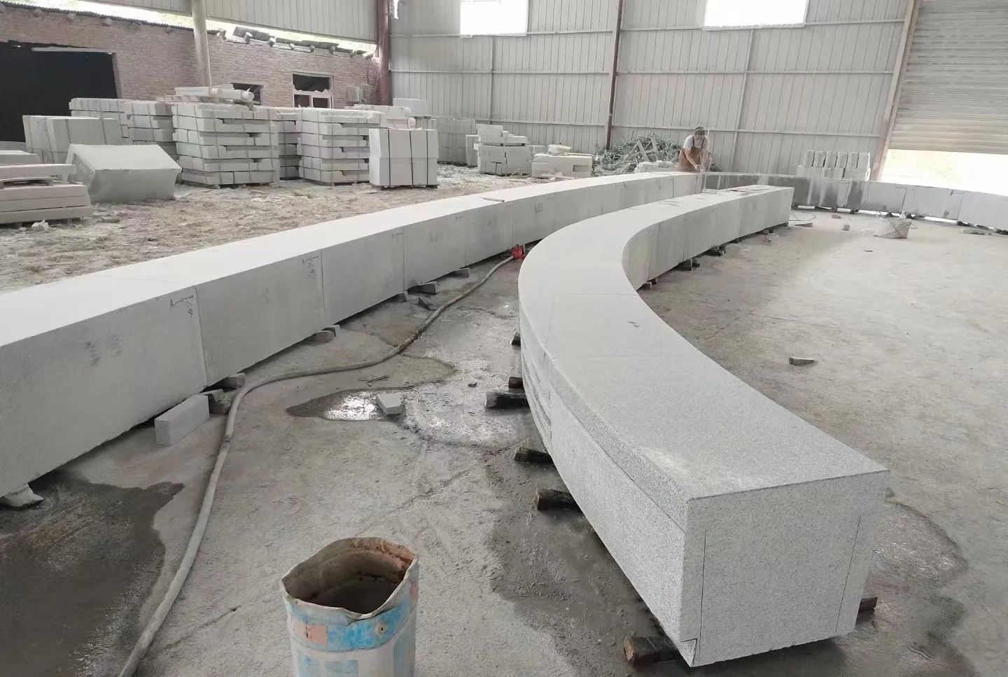 吉林省芝麻白花岗岩石板材 园林光面弧形坐凳