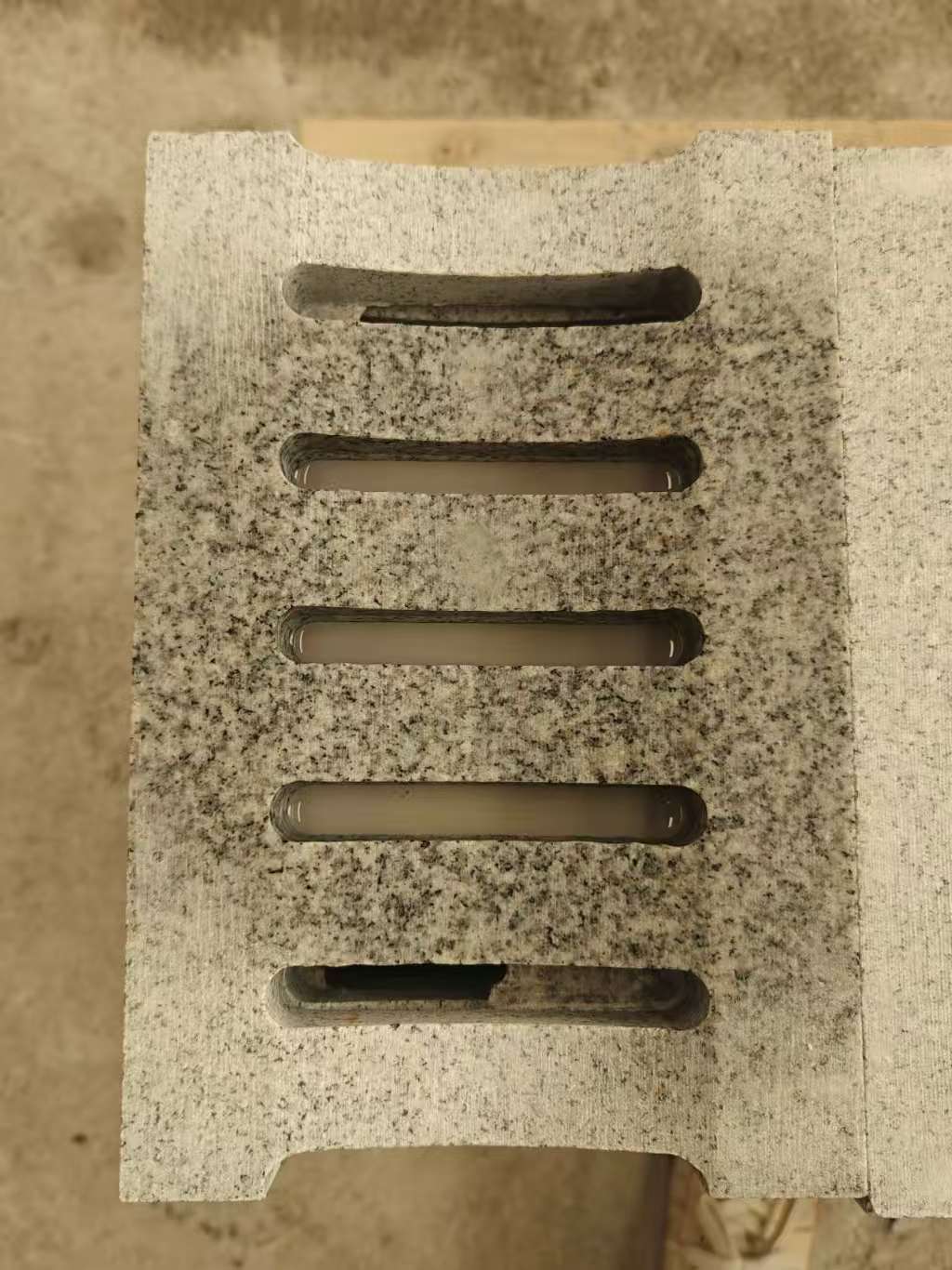 吉林省 芝麻白拉丝面花岗岩U型开槽排水槽