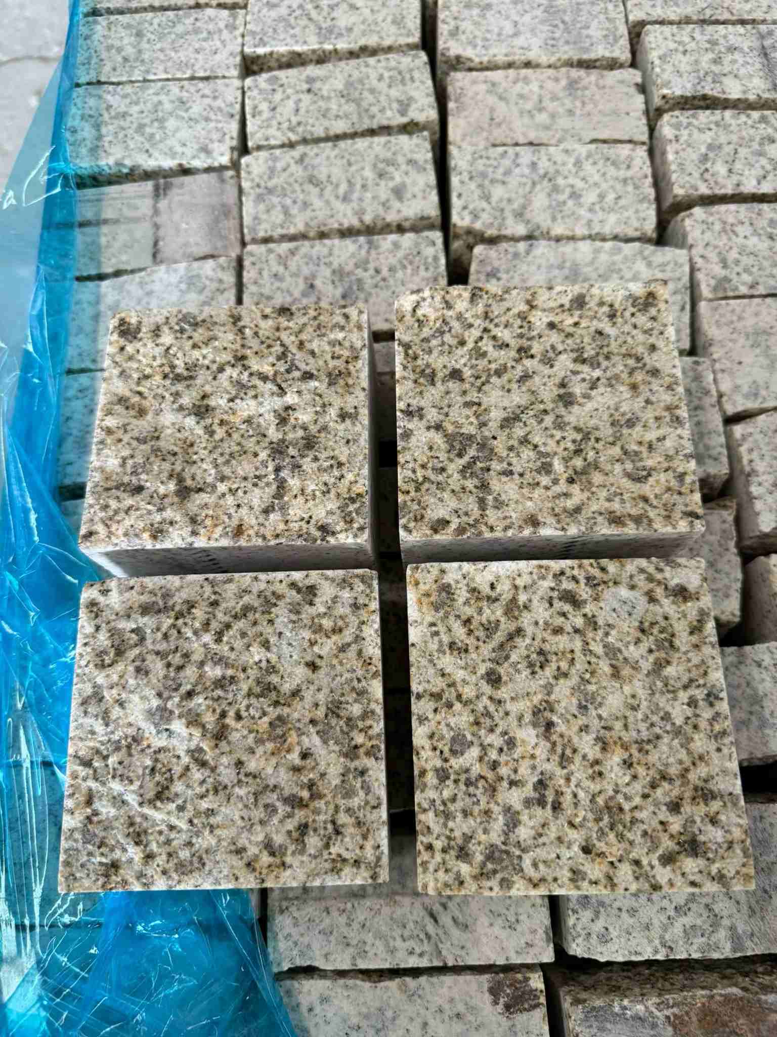 吉林省 黄金麻花岗岩自然面小方块，弹石，马蹄石等