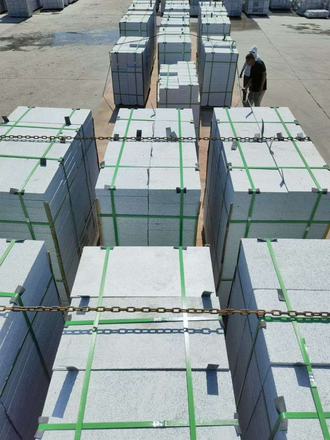 吉林省 芝麻白花岗岩5公分地铺石 花岗岩厂家工厂装车日常