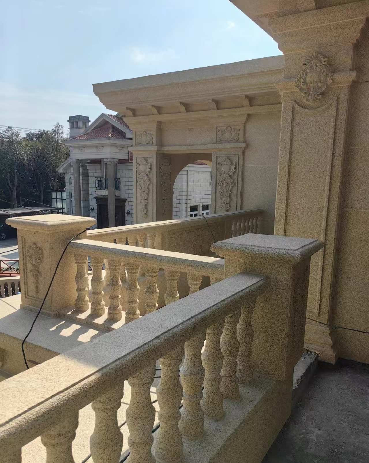 吉林省 黄金麻别墅外墙干挂雕花配合阳台栏杆花瓶柱