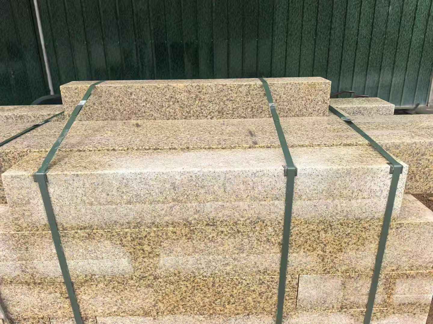 吉林省 黄金麻花岗岩石材机切面栏杆料半成品