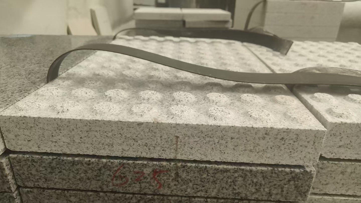 吉林省 芝麻白花岗岩6.0公分荔枝面五轴加工雕刻盲点