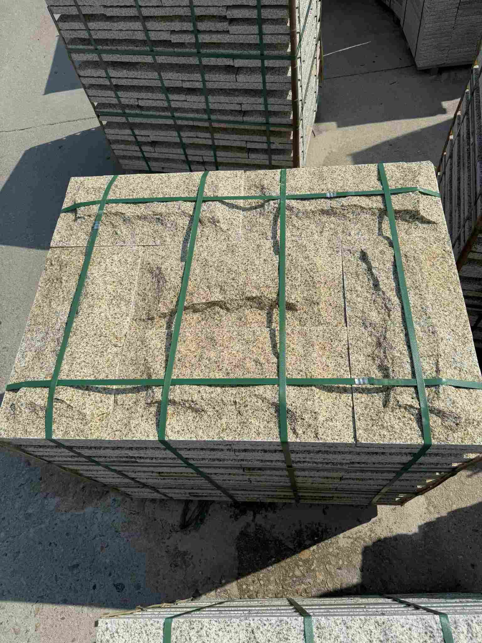 吉林省 黄金麻花岗岩石材自然面蘑菇石成品