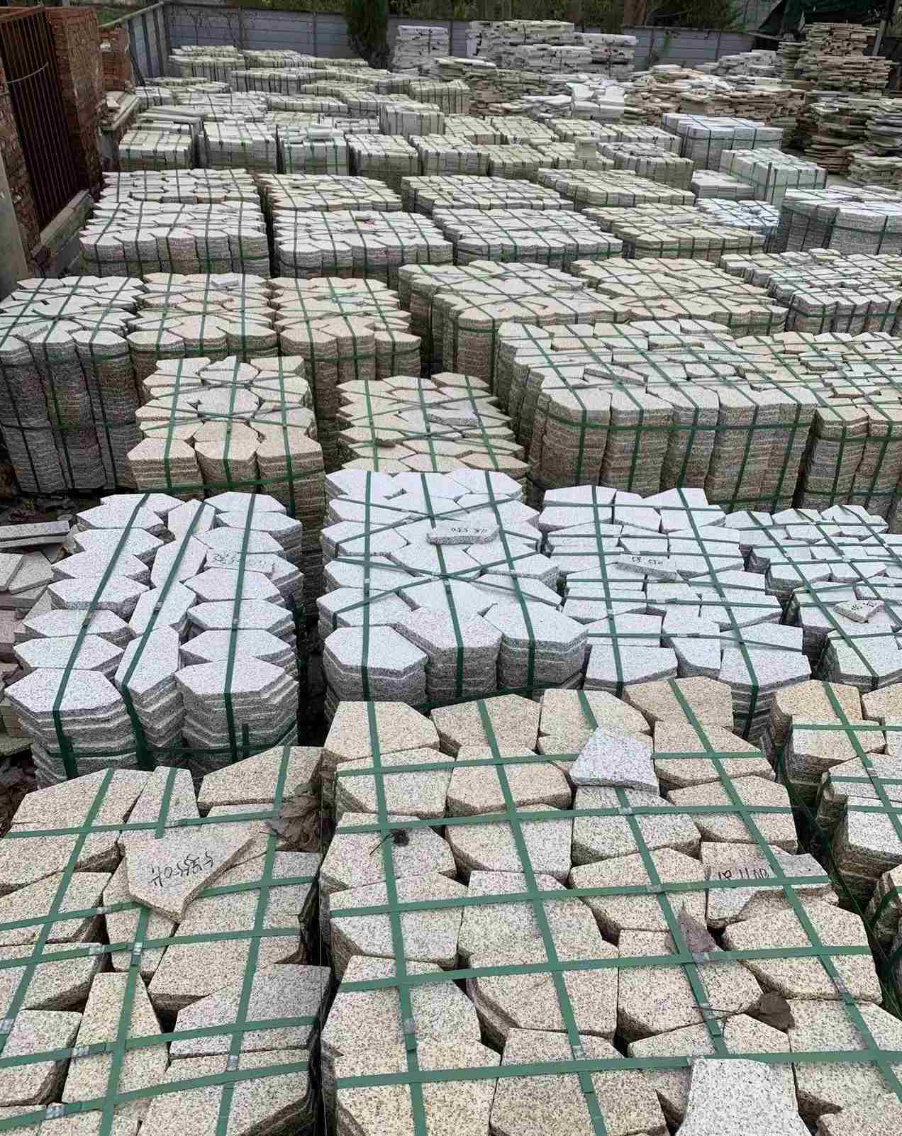 吉林省 黄金麻白麻花岗岩荔枝面地铺石(冰裂纹)