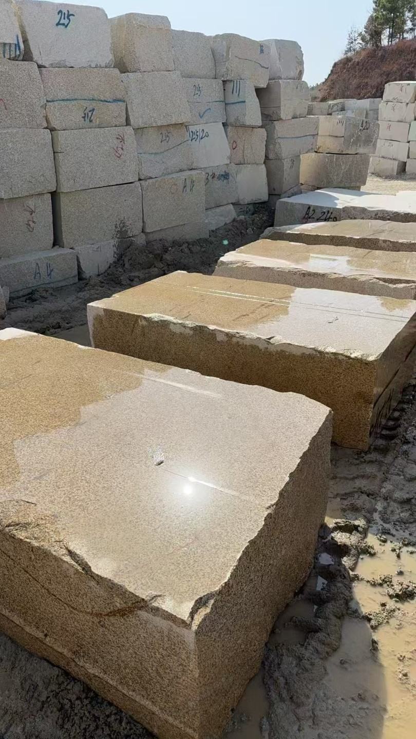 吉林省 黄金麻方料堆场洗料分选中，原材料充足