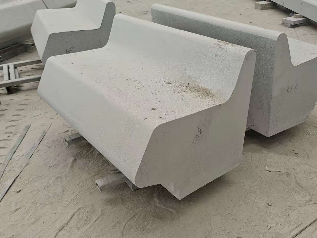 吉林省 芝麻白花岗岩异形坐凳，石凳